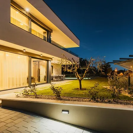 Villa Beautiful Angelina With Private Pool And Sauna Kaštelir