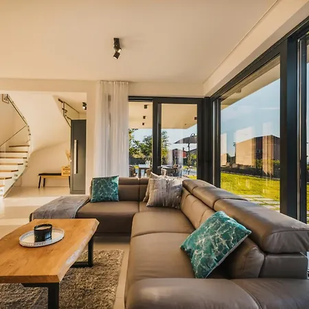 Beautiful Angelina With Private Pool And Sauna Villa *